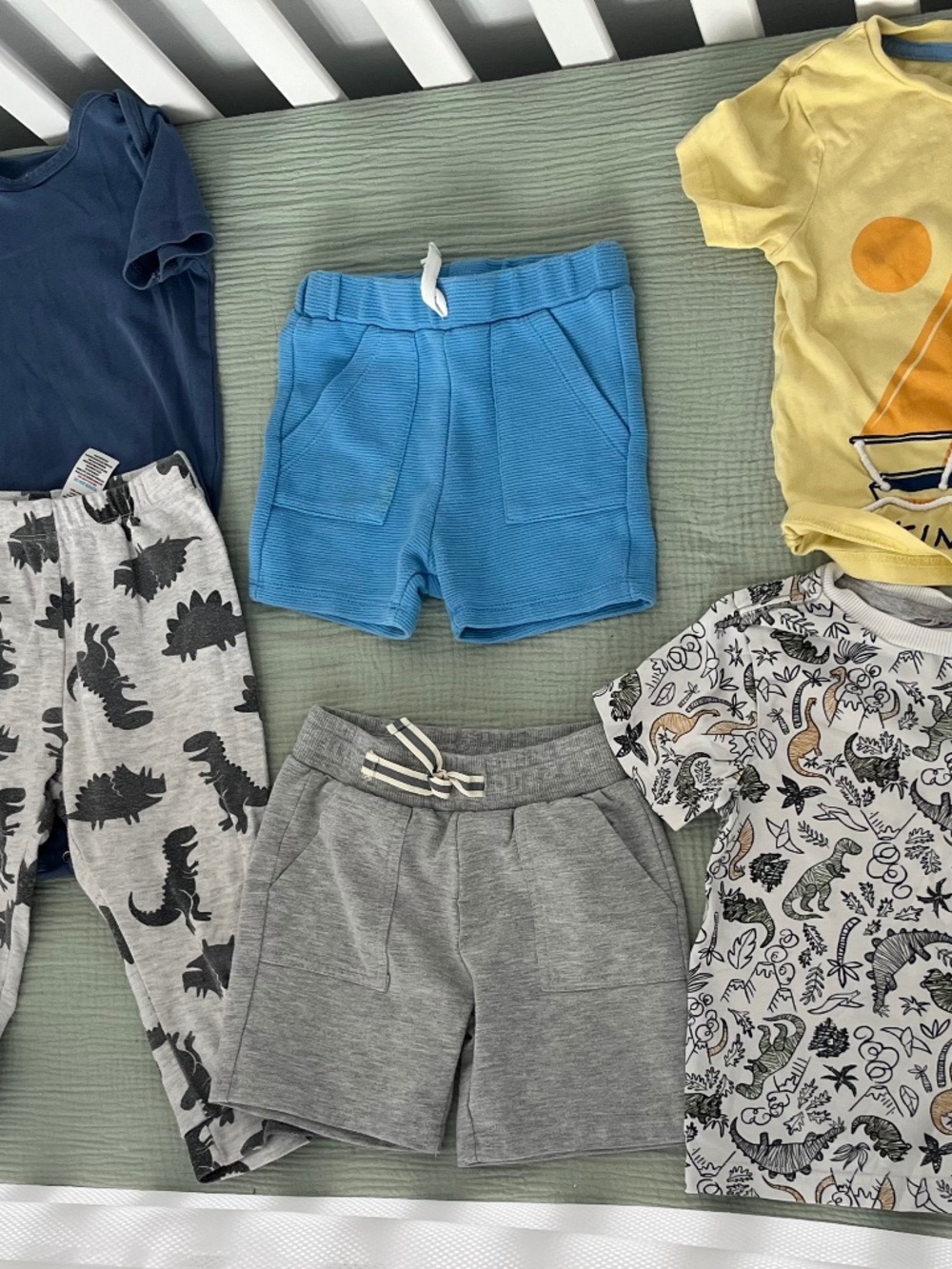 2 of everything- 4 interchangeable outfits for toddler boys (24M)